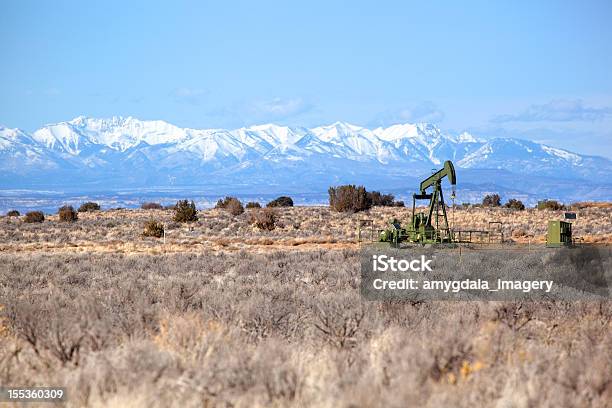 Desierto Plataforma Petrolífera Y Snowcapped Los Picos Foto de stock y más banco de imágenes de Bomba de petróleo