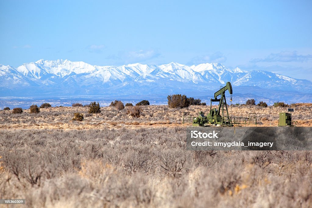Нефтяная платформа пустыне и snowcapped Пиков - Стоковые фото Буровая установка роялти-фри