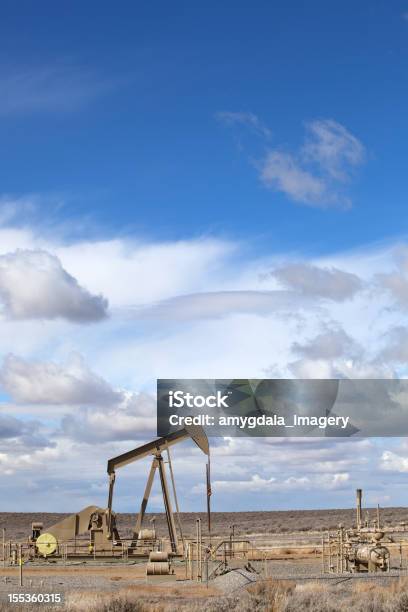 石油掘削装置の砂漠の景観 - Horizonのストックフォトや画像を多数ご用意 - Horizon, なだらかな起伏のある地形, カラー画像