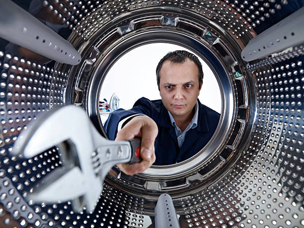 ремонтник - repairing appliance clothes washer repairman стоковые фото и изображения