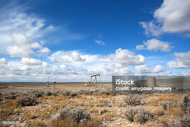 Foto de Plataforma Petrolífera Paisagem Do Deserto Sky e mais fotos de stock de Abastecer - Abastecer, Artemísia, Azul