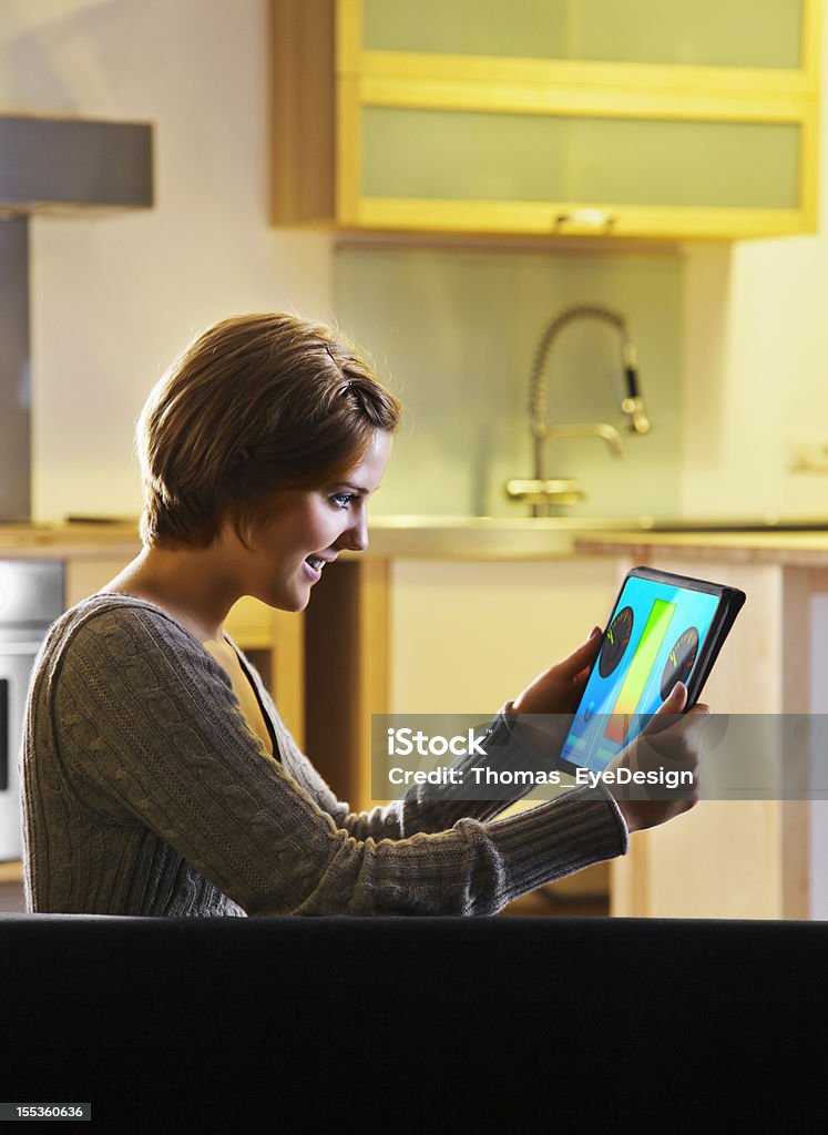 Frau mit ein Smart Energie Controller - Lizenzfrei Energieindustrie Stock-Foto