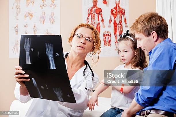 Foto de Médico Explicando Raios X De Mão Para Um Pai Da Menina e mais fotos de stock de Imagem de raios X
