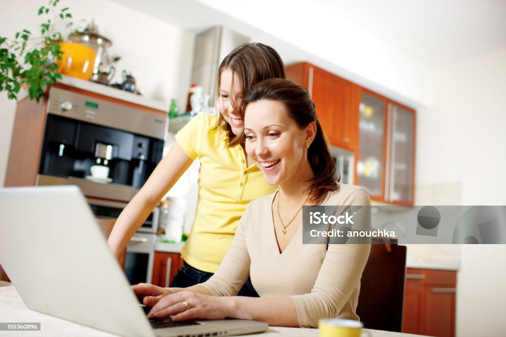 Feliz mãe com Menina usando computador portátil em casa - Royalty-free 12-13 Anos Foto de stock