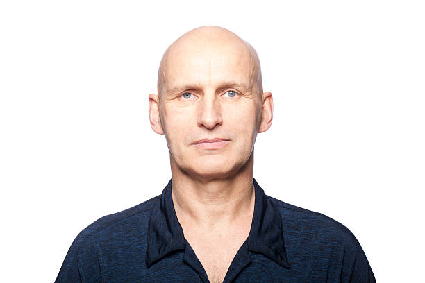 portrait d'un homme - shaved head photos et images de collection