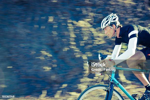 Capacitación De Carrera De Mountain Bike Foto de stock y más banco de imágenes de Adulto maduro - Adulto maduro, Andar en bicicleta, 40-49 años