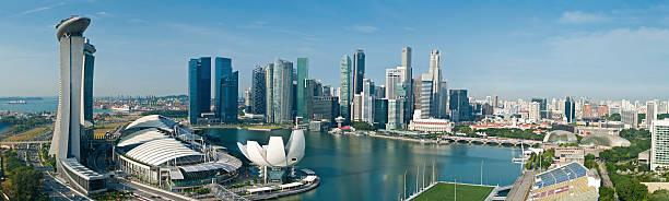 シンガポールマリーナベイ上空から街並みのパノラマに広がる眺め - marina bay sands hotel architecture asia travel destinations ストックフォトと画像