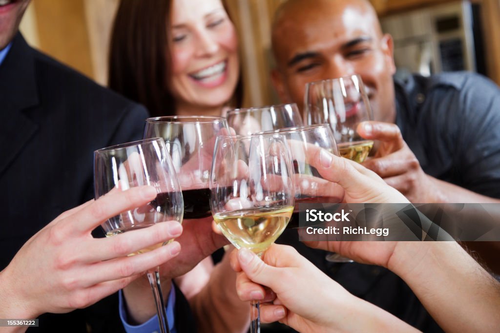 Amigos en la fiesta - Foto de stock de Catavinos libre de derechos