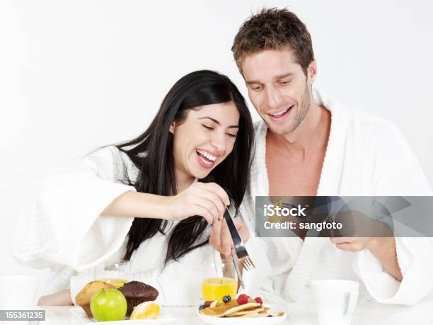 Glückliches Paar Essen Frühstück Gemeinsam Lächeln Stockfoto und mehr Bilder von Amerikanische Heidelbeere - Amerikanische Heidelbeere, Apfel, Bademantel