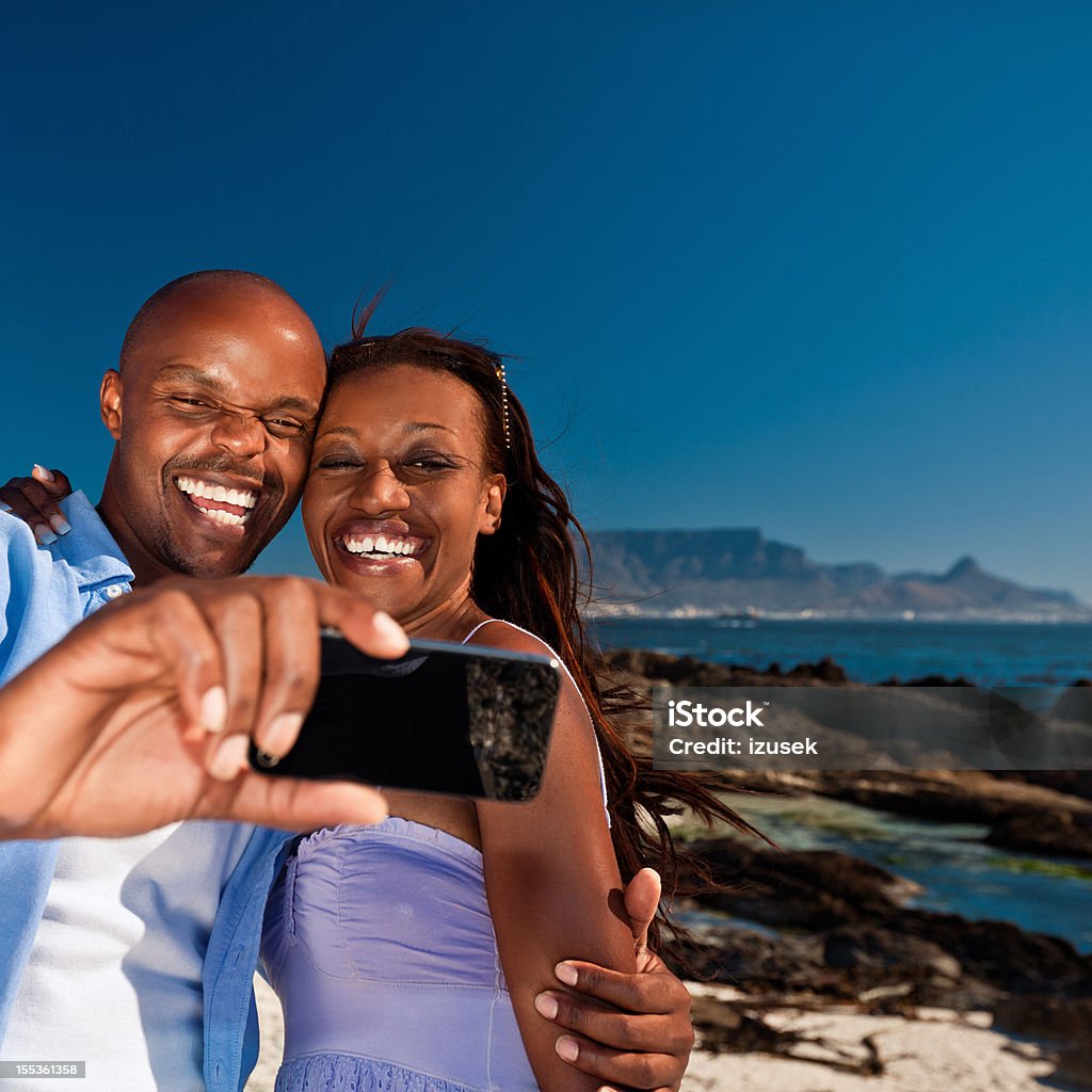 Feliz casal tirando Auto-Retrato - Foto de stock de Casal royalty-free