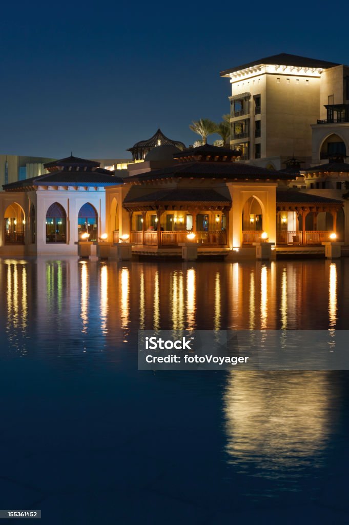 restaurants au bord de l'eau à Dubaï éclairée la nuit, Émirats arabes unis - Photo de Appartement libre de droits