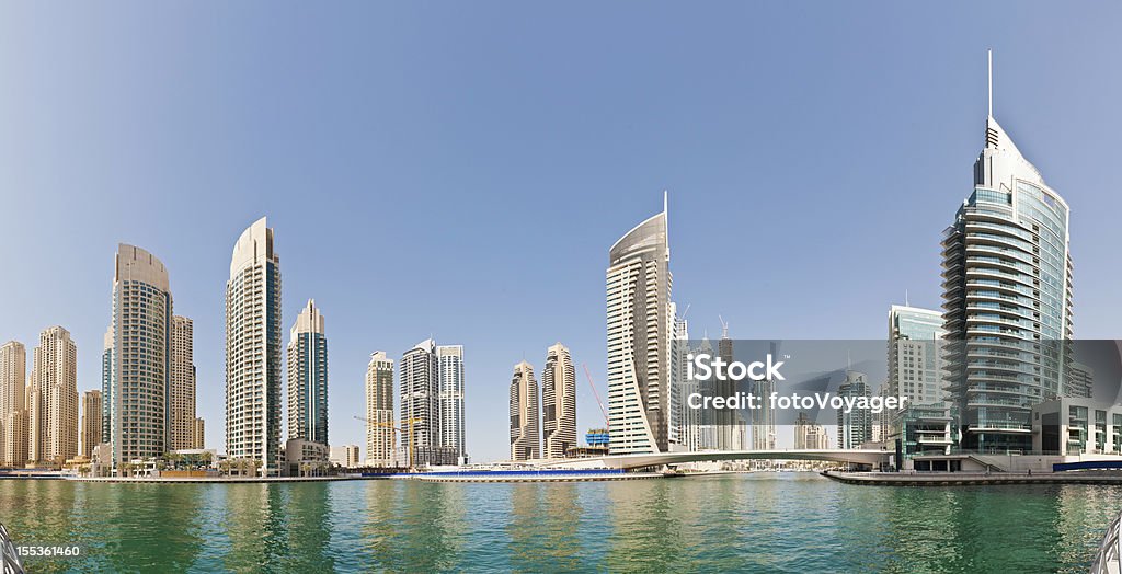 Immeubles d'appartements au bord de la Marina de Dubaï - Photo de Dubaï libre de droits