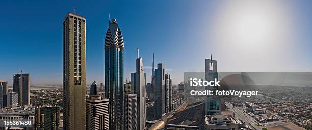 Dubai Sheikh Zayed Road Grattacieli Futuristici - Fotografie stock e altre immagini di Albergo - Albergo, Ambientazione esterna, Appartamento