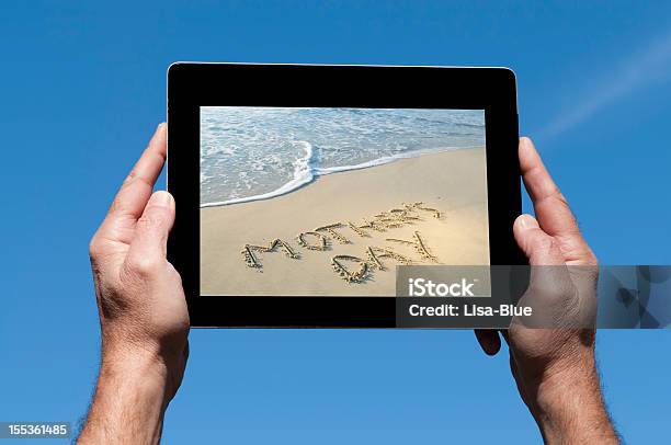 Foto de Dia Das Mães No Tablet Digital Céu Azul e mais fotos de stock de E-reader - E-reader, Mesa digital, Praia