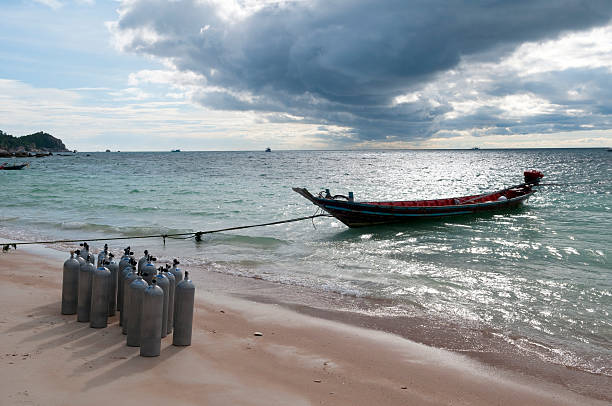 buceo tanques en la playa - thailand beach koh tao nautical vessel fotografías e imágenes de stock