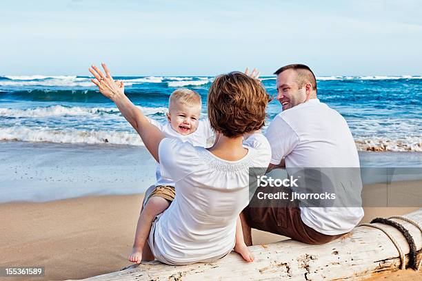 3 つの幸せな家族のビーチ - 3人のストックフォトや画像を多数ご用意 - 3人, Tシャツ, オフショット
