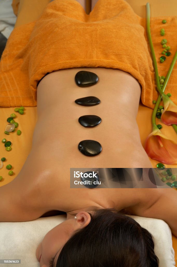 Piedras calientes tratamientos del spa - Foto de stock de Adulto libre de derechos