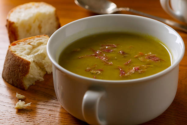 スプリットエンドウ豆のスープ、ハム - split pea ストックフォトと画像