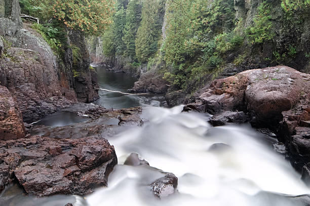 brule river entlang der ufer des lake superior. - brule stock-fotos und bilder