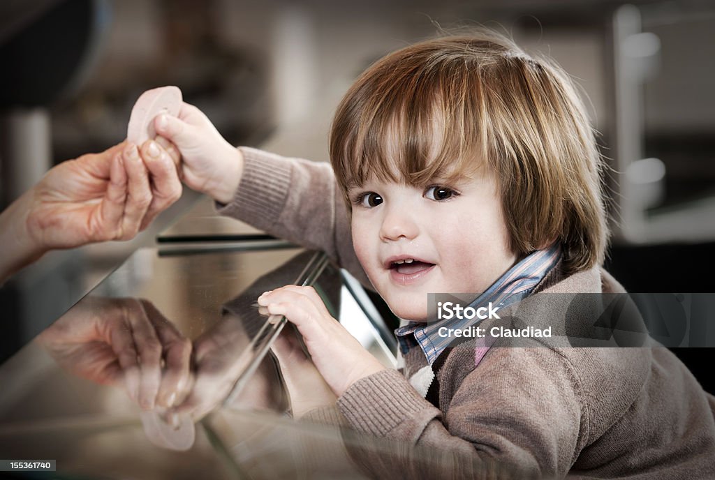Kleine Junge in den Schlächtern shop - Lizenzfrei Kind Stock-Foto