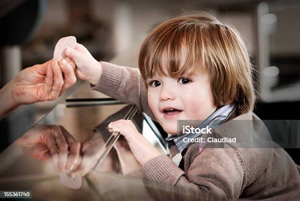 Mały Chłopiec W Masarnia - zdjęcia stockowe i więcej obrazów Dziecko - Dziecko, Kiełbasa, Sklep mięsny