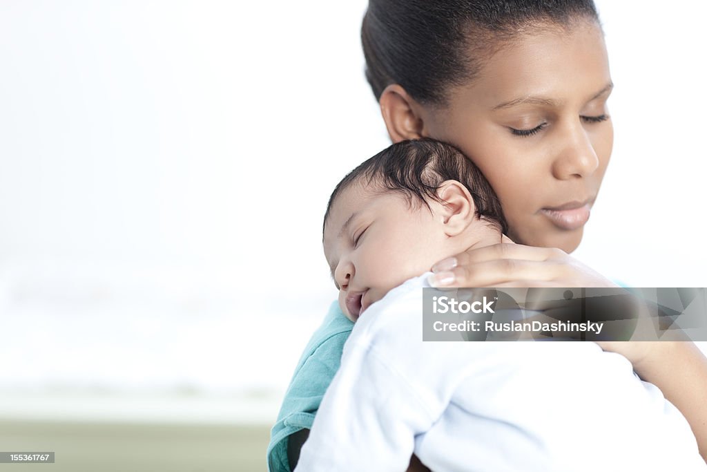 Matka relaksujące z jej noworodka. - Zbiór zdjęć royalty-free (Noworodek)