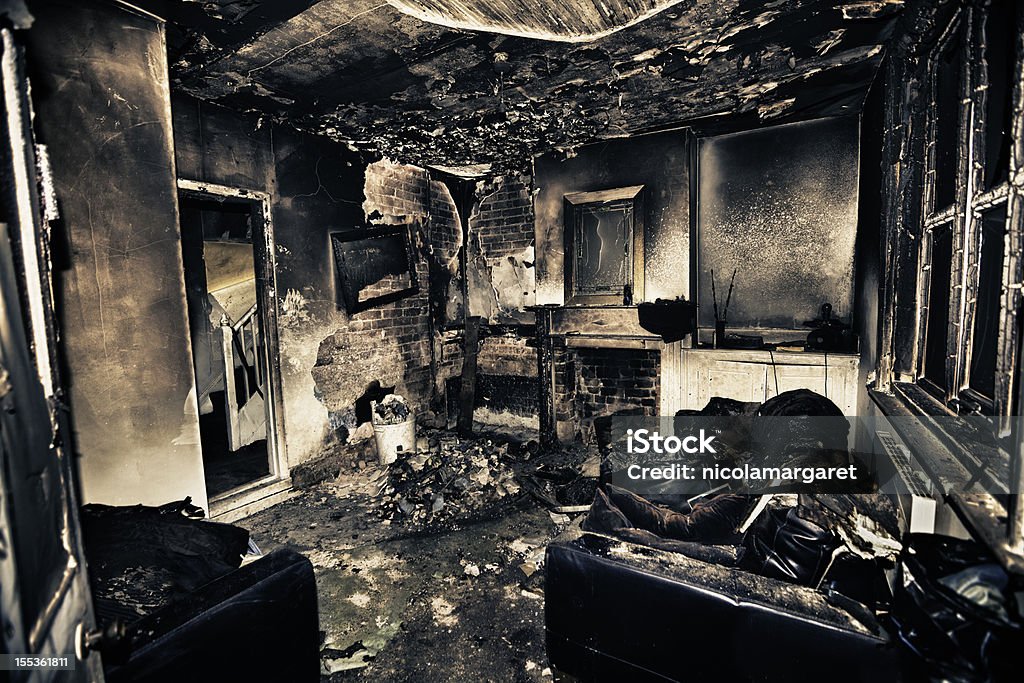 Burnt out sala de estar - Foto de stock de Fuego libre de derechos