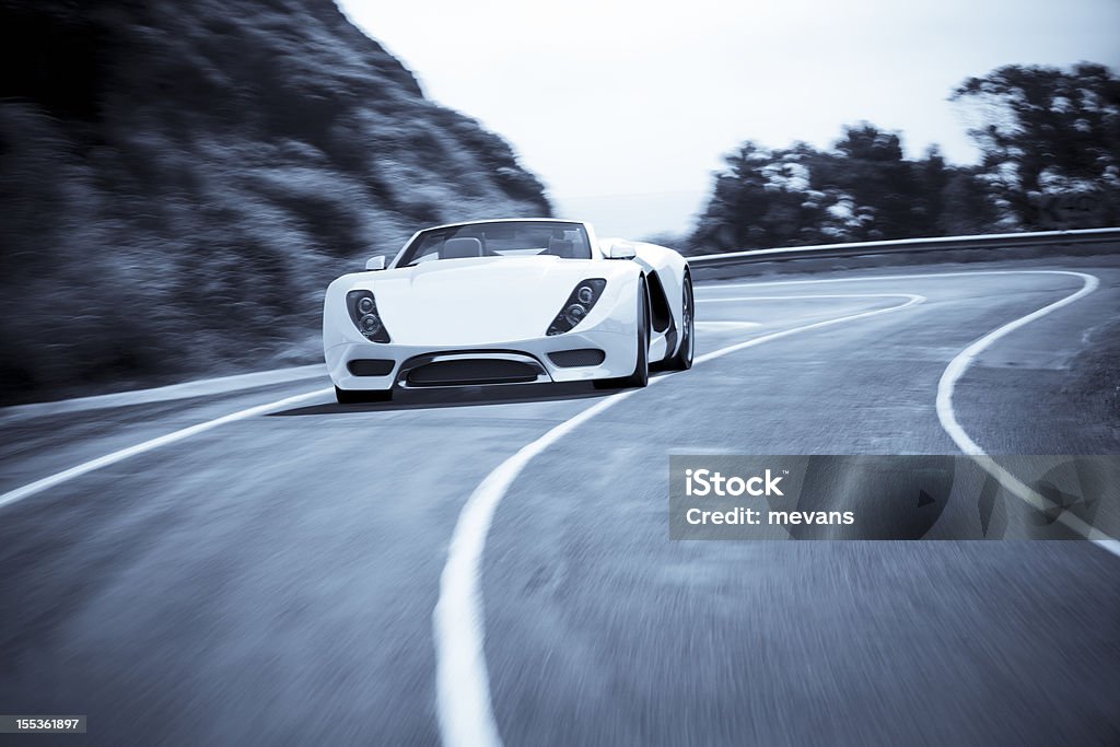 Auto sportiva su una strada litoranea - Foto stock royalty-free di Blu