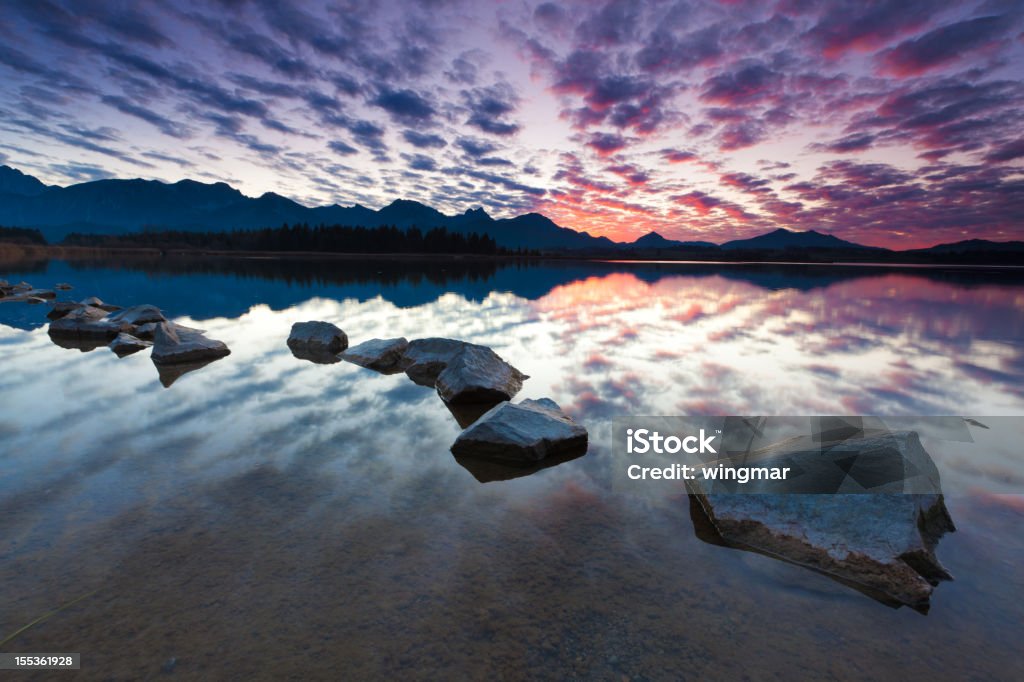 Tranquilo atardecer en el lago bannwaldsee en Baviera-Alemania - Foto de stock de Actividades recreativas libre de derechos
