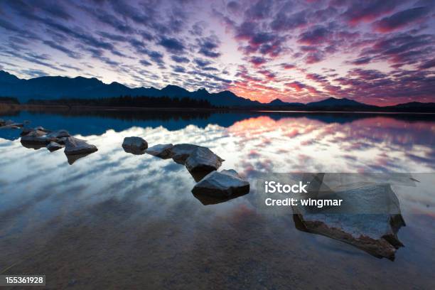 Tranquilo Atardecer En El Lago Bannwaldsee En Bavieraalemania Foto de stock y más banco de imágenes de Actividades recreativas