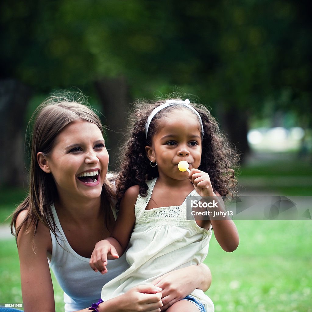 Criança afro-americana em um branco Menina no parque - Royalty-free Criança Foto de stock