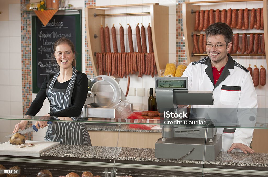 Butcher und weibliche hinter der sales executive - Lizenzfrei Salumeria Stock-Foto