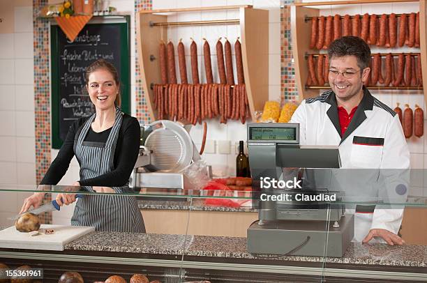 Macellaio Femmina E Sales Executive Dietro Il Banco - Fotografie stock e altre immagini di Salumeria