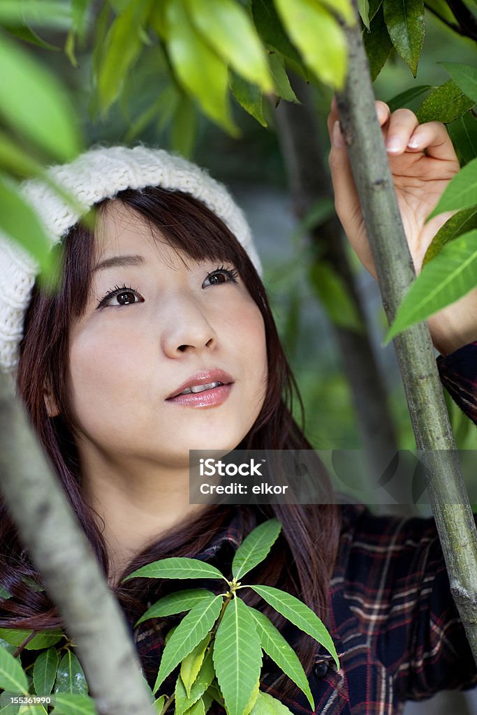 Portrait de jeune fille japonaise en plein air - Photo de 20-24 ans libre de droits