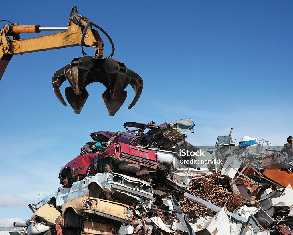 Crane cargador de tomar descarte PLANCHA - Foto de stock de Cementerio de coches libre de derechos