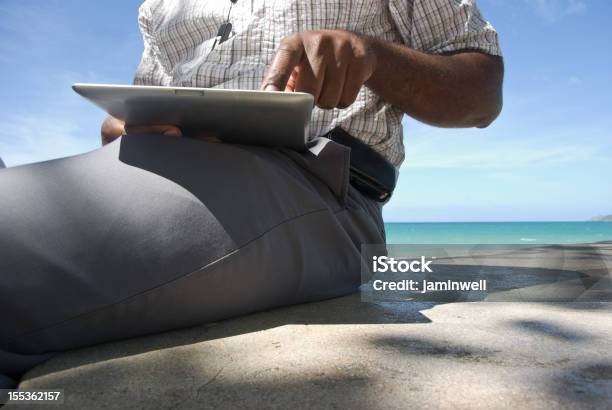 Homem Usando Digital Tablet Pc Ao Ar Livre - Fotografias de stock e mais imagens de Ao Ar Livre - Ao Ar Livre, Assistente, Biologia