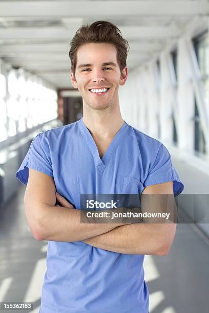 Foto de Jovem Rapaz Na Azul Esfoliações e mais fotos de stock de Enfermeiro - Enfermeiro, Estudante, Uniforme Hospitalar