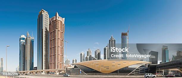 Dubai Futurista Estação De Metro Arranhacéus Sheikh Zayed Road - Fotografias de stock e mais imagens de Dubai