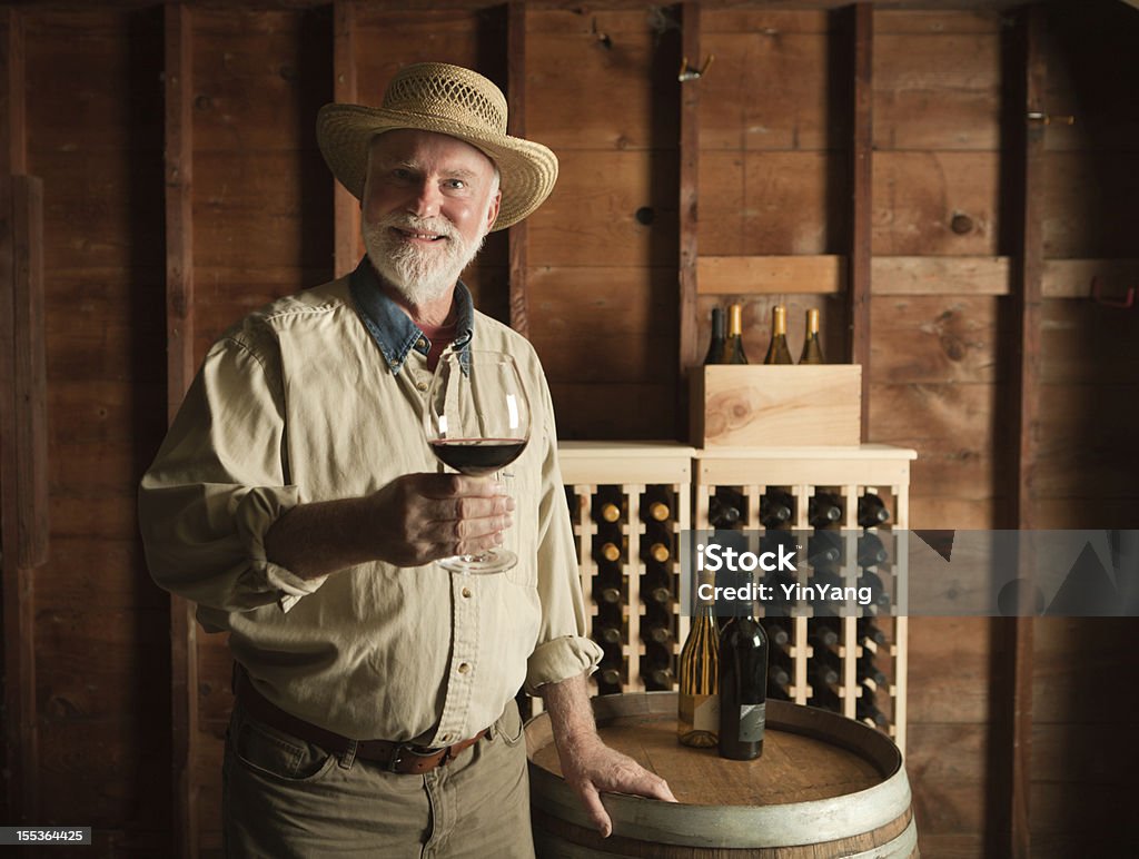 Retrato de WineMaker Viticultor provar na cave Hz - Royalty-free Viticultor Foto de stock