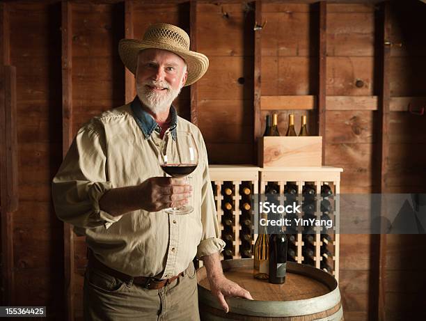 Retrato De Winemaker Viticultor Provar Na Cave Hz - Fotografias de stock e mais imagens de Viticultor - Viticultor, Barril, Dono
