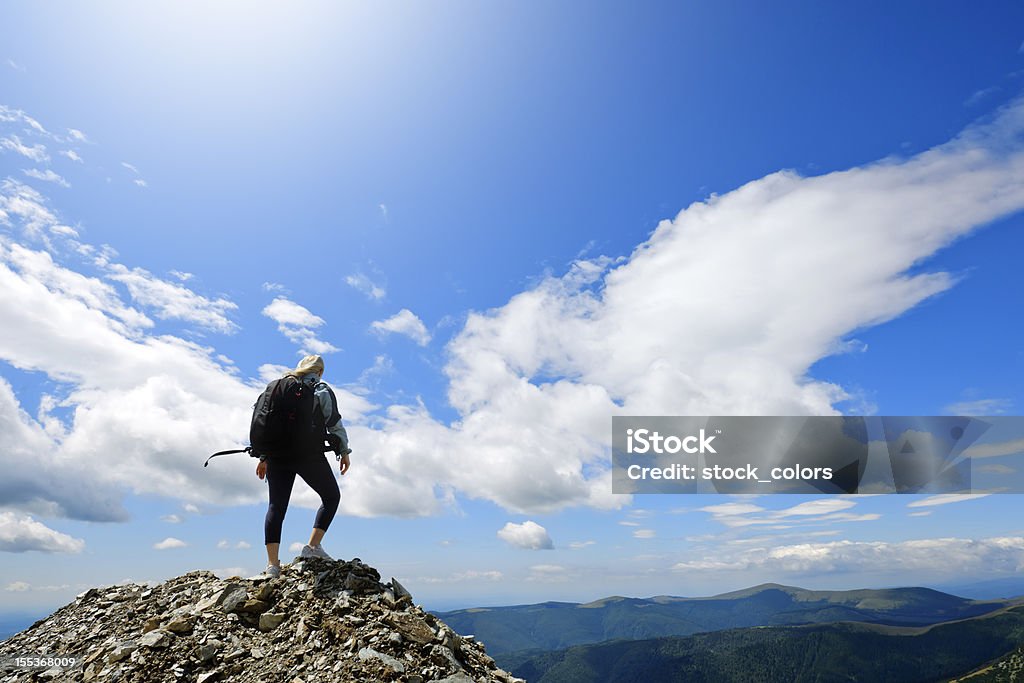 女性のハイキング - 手を伸ばすのロイヤリティフリーストックフォト