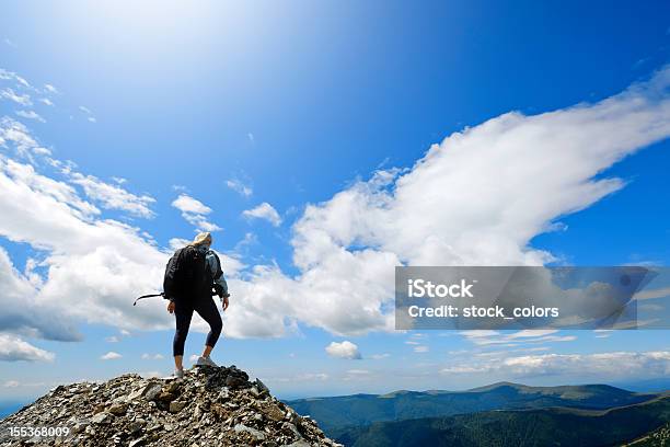 女性のハイキング - 手を伸ばすのストックフォトや画像を多数ご用意 - 手を伸ばす, ハイキング, 山