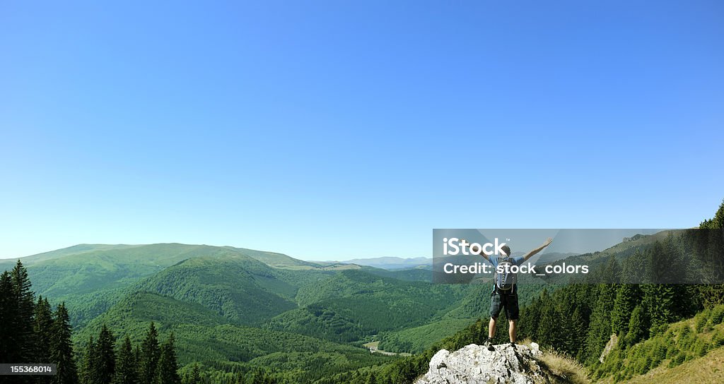 Человек на вершине горы - Стоковые фото Свобода роялти-фри