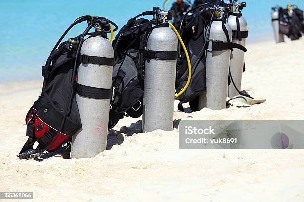 Tanques De Buceo De La Playa Foto de stock y más banco de imágenes de Buceo con equipo - Buceo con equipo, Playa, Tanque de almacenamiento