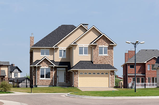 nouvelle maison dans la banlieue dans le soleil de l'après-midi d'été. - detached house home interior building exterior outdoors photos et images de collection