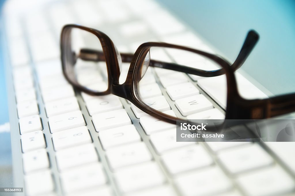 Gafas en la parte superior del teclado. - Foto de stock de Foco difuso libre de derechos