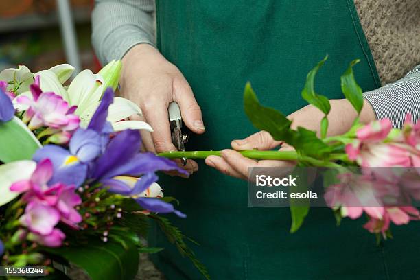 Photo libre de droit de Fleuriste De Travail banque d'images et plus d'images libres de droit de Ciseaux - Ciseaux, Composition florale, Fleur - Flore