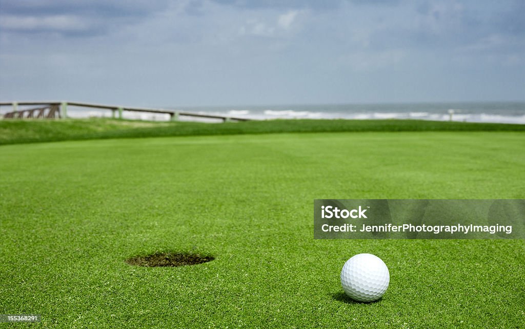 Golfball auf einem grünen - Lizenzfrei Golf Stock-Foto