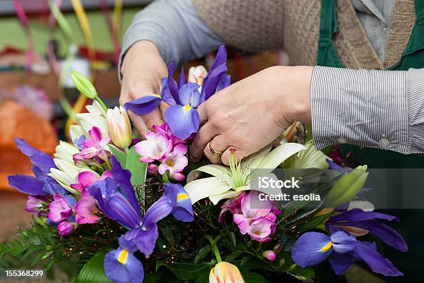 Fioraio Lavorando - Fotografie stock e altre immagini di Adulto - Adulto, Close-up, Composizione di fiori