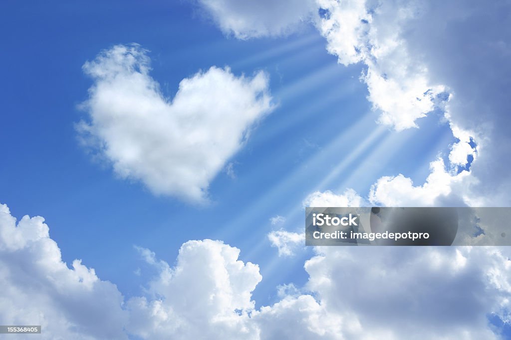 Coração em céu - Foto de stock de Símbolo do Coração royalty-free